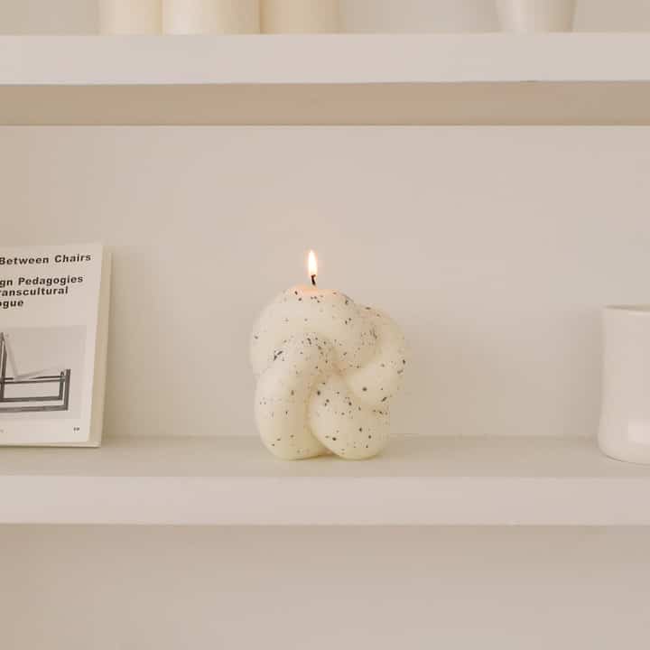 Tube Knot Scented Candle