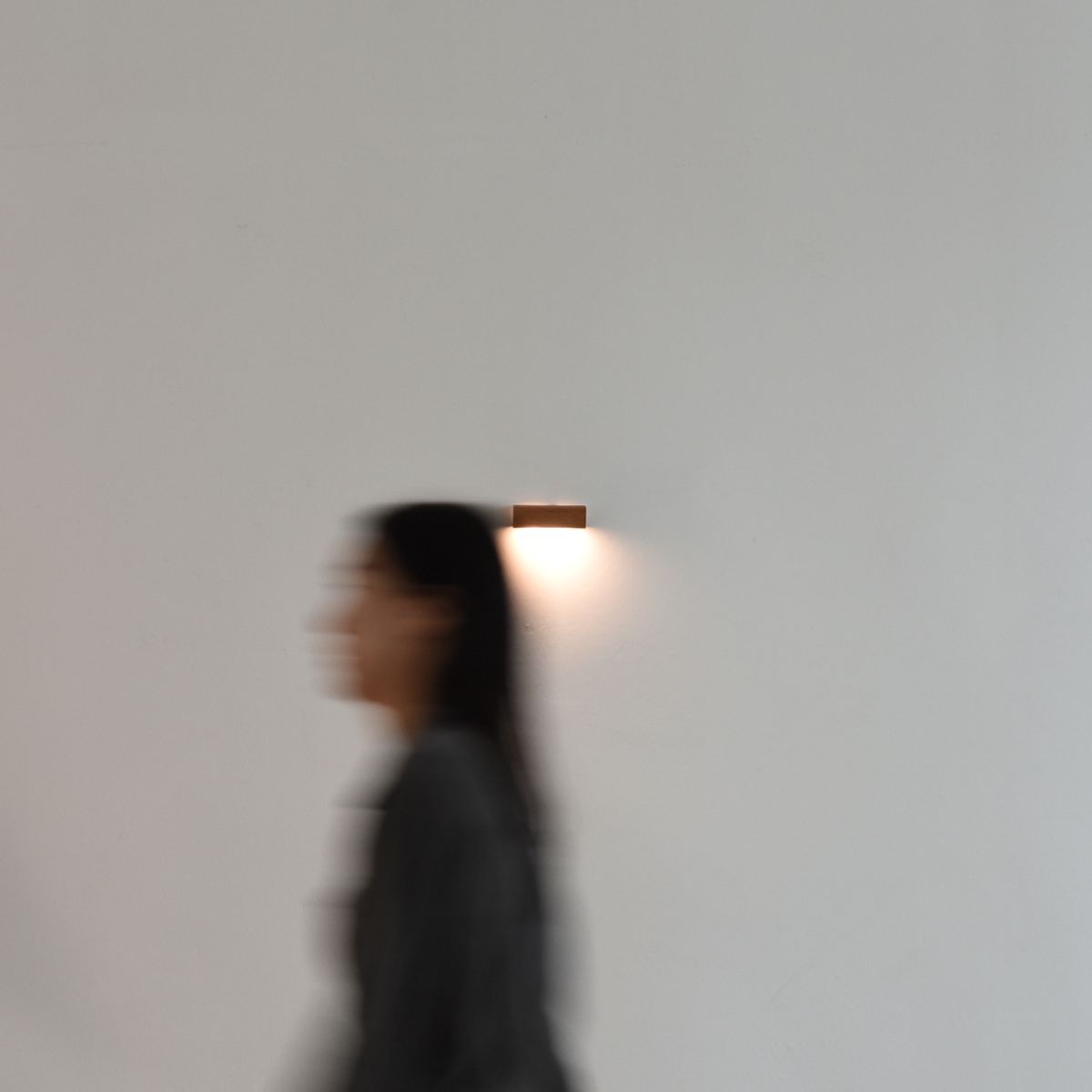 디라이징 Motion lamp 포스터 부착형 우드 원목 조명 현관 복도 무선 모션 센서등 충전식