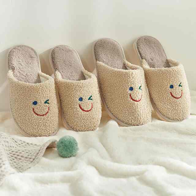 ウインク刺繍フリーススリッパ