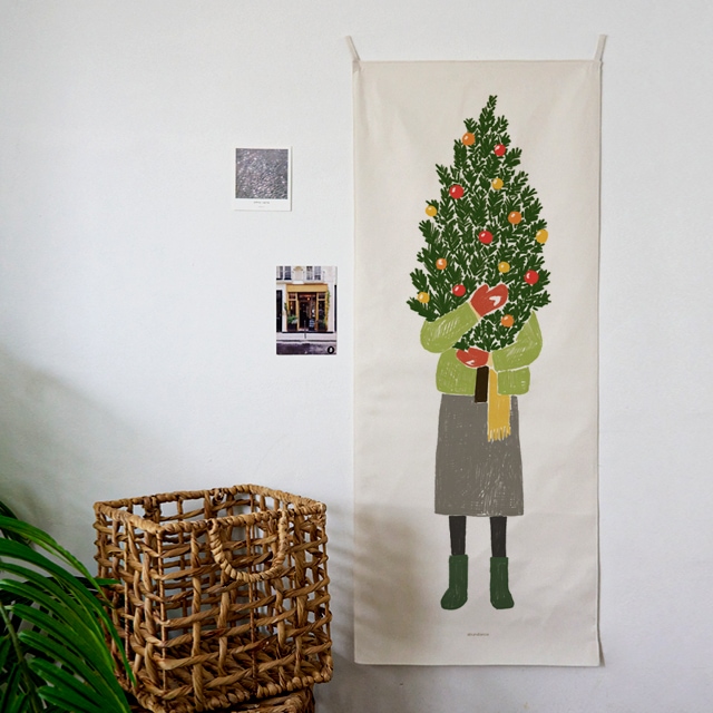 어번던스 the girl holding christmas tree 세로형 패브릭 포스터