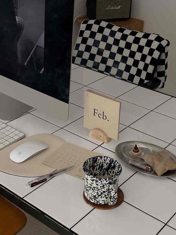 サトウキビ紙で作られたウッド卓上カレンダー 2025