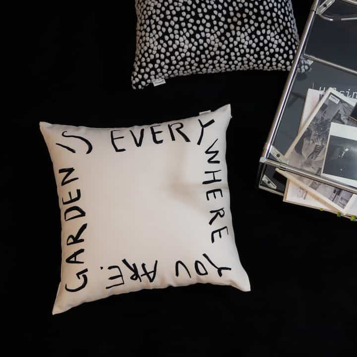レタリング クッション Garden is everywhere you are