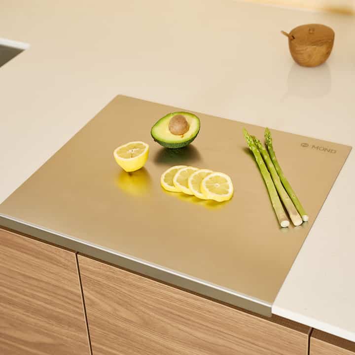 シンク台に密着するプレミアム ステンレス カッティングボード