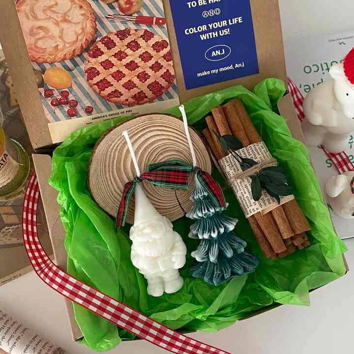 Santa & Tree Candle Holiday Gift Set