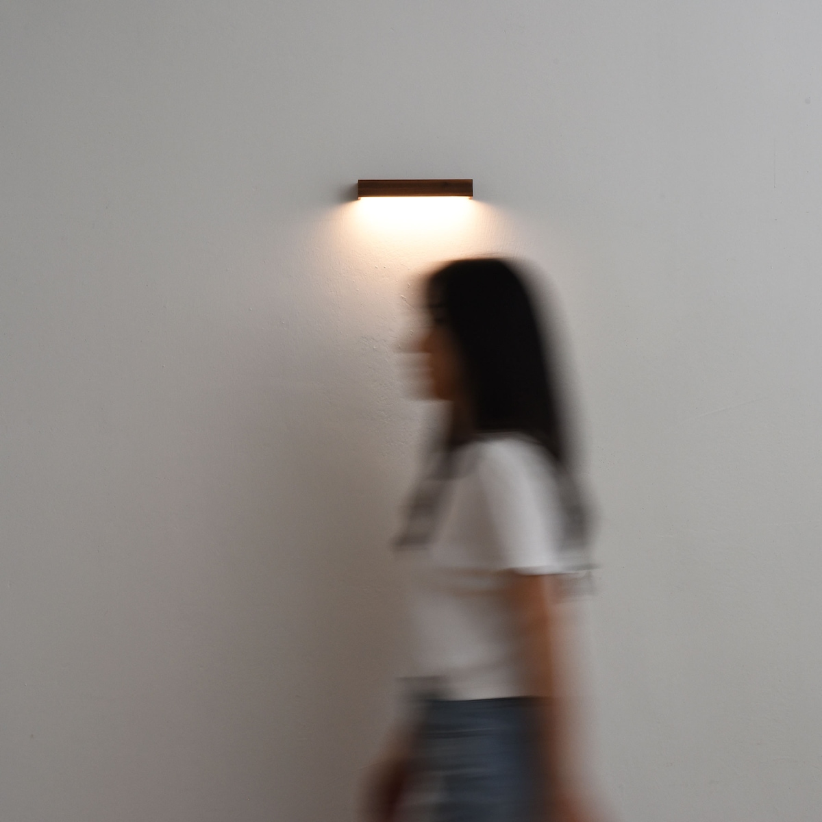 디라이징 Motion Big Hang lamp 모션센서 포스터 부착형 원목 조명