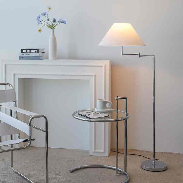 HOLLIS Swing フロアスタンド ランプ (LED電球付き)