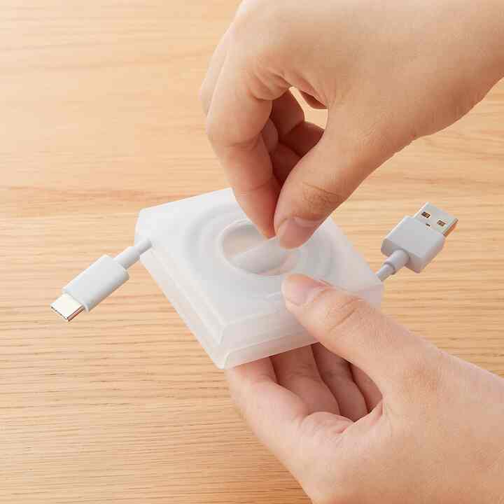 ポリプロピレン スマホスタンド付ケーブル収納