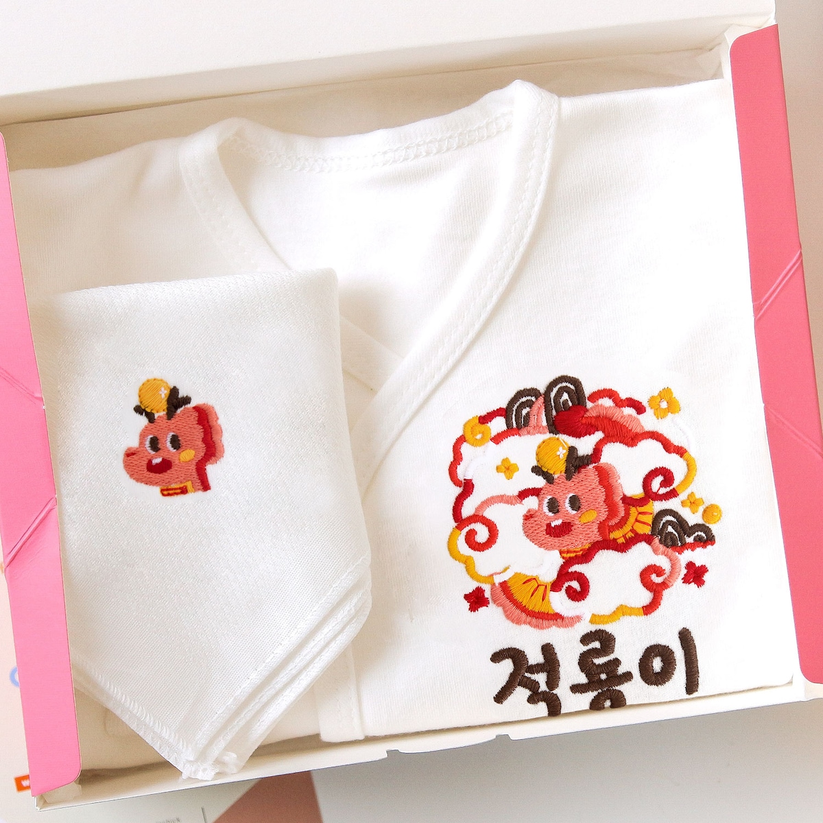 일러스트 자수 행복해용(적룡) 각인 배냇저고리 디자인 출산선물세트 아기 옷 베냇저고리 슈트 가격 추이 fillus 일러스트 자수 행복해용(적룡) 각인 배냇저고리 디자인 출산선물세트 아기 옷 베냇저고리 슈트 - 최저가 32,000원