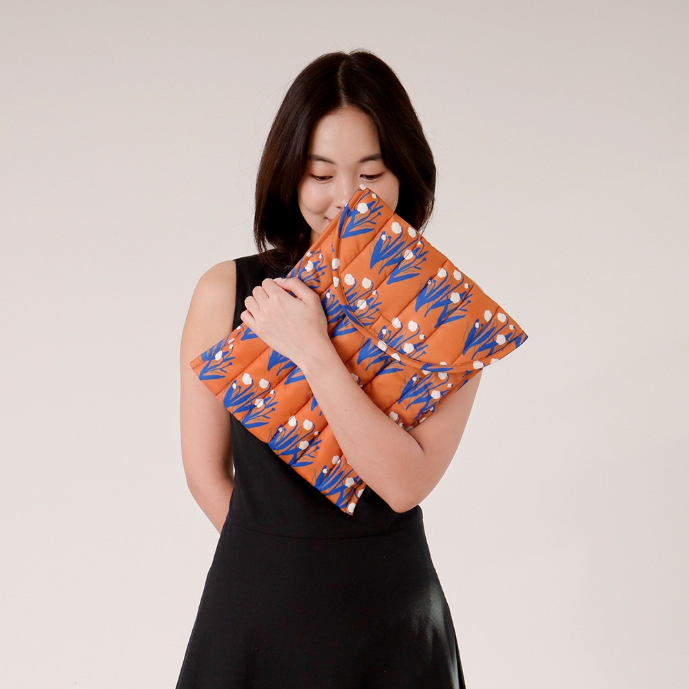 기타디자인용품 > 선물포장 COMFY 타블렛피씨 누빔 방수 파우치-WINDY LILY | 오늘의집 쇼핑