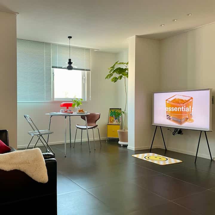 🇰🇷 Black & Whiteのミニマルな2LDK：姉弟が共有しています