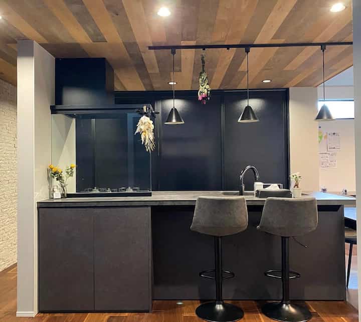 🇯🇵 アイアン手すりで抜け感を演出！Black×Woodな一軒家