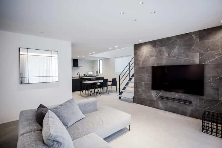 🇯🇵 すっきりホテルライクな3階建てモノトーンハウス