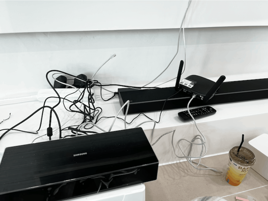 벽걸이 TV 선 거슬리셨죠? 꽁꽁 숨기는 정리 노하우