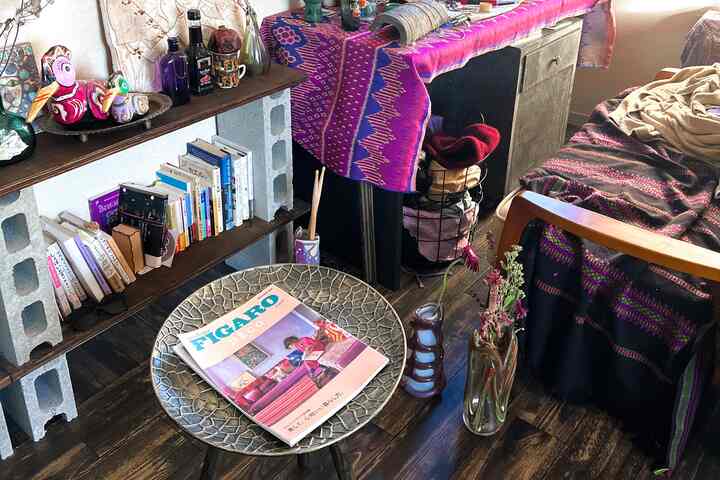 🇯🇵 エキゾチックな1R：集めたガラクタがDIYの家具と調和するひとり暮らし