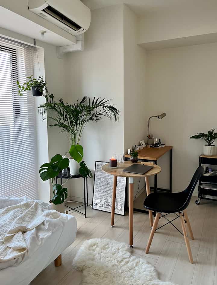 🇯🇵 変形の間取りを利用✊🏻ブラック×ウッドな6畳1K一人暮らし🪴