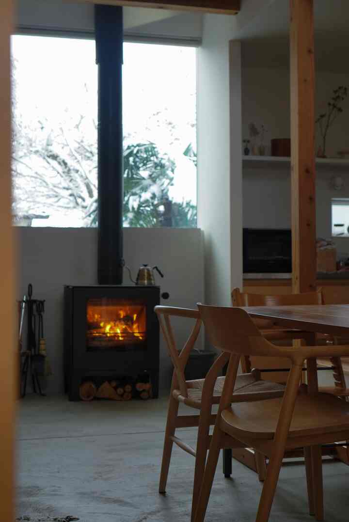 🇯🇵 薪ストーブで家族がつながる、間仕切りのない暮らし