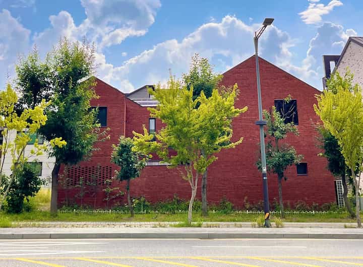 🇰🇷 赤レンガの一軒家🧱：2軒の家を2階でつなげました💡