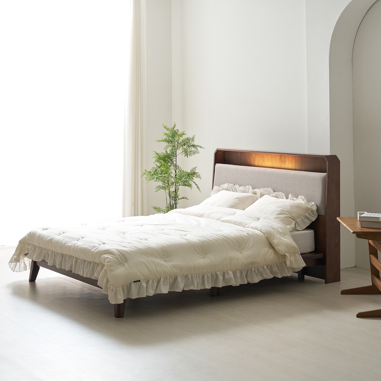 [중고] 홈앤힐 [리퍼] 산더 템바보드 LED조명 원목 패브릭 침대 프레임 (Q/K/LK/EK) - [산더] 고무나무(월넛)_가로1800 세로 2100(LK)