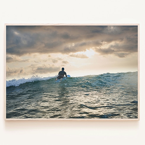 로얄블루아트샵 흐린 하늘 아래 파도를 가르는 서퍼 바다풍경 포스터