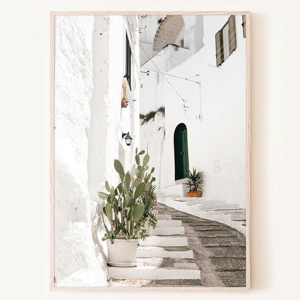 로얄블루아트샵 지중해 어느 마을 골목의 초록 선인장이 있는 풍경 포스터 액자