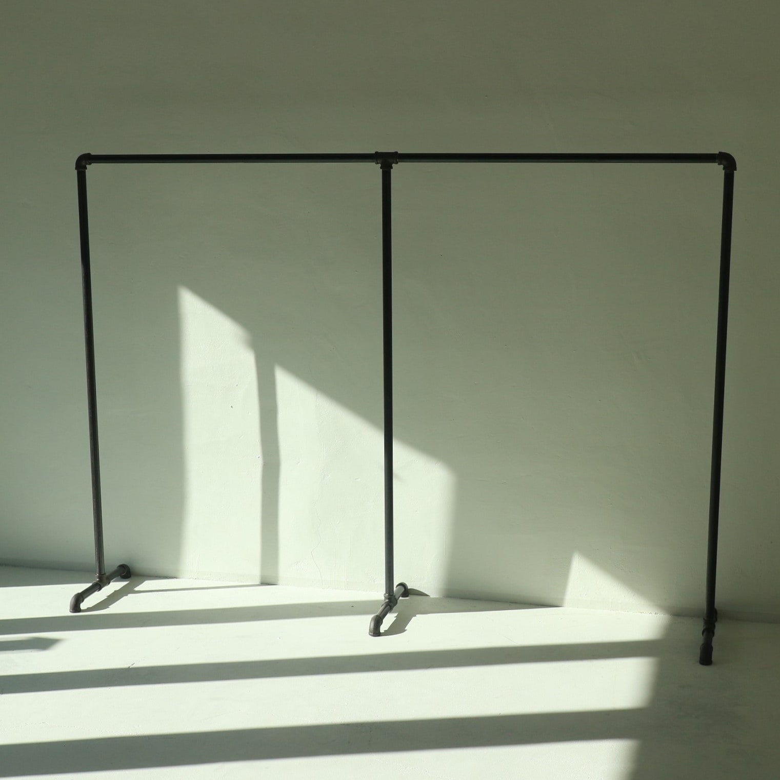 [신상품]본드팩토리 아다만트 와이드 높낮이조절 파이프 철제 행거 드레스룸 이동식 팝업 매장 행사용