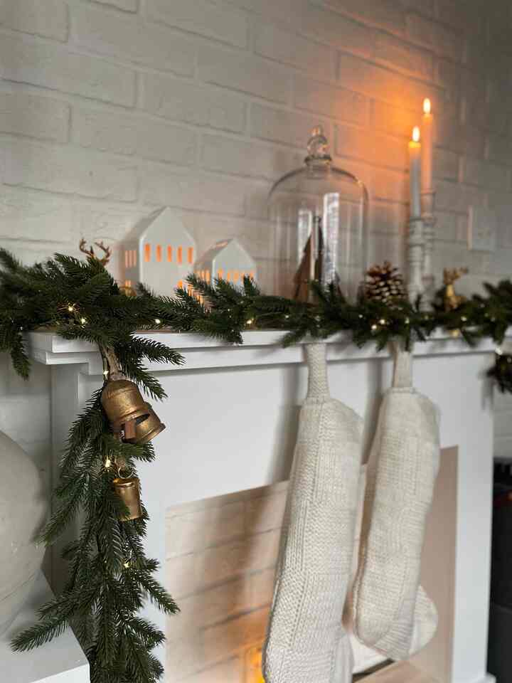 クリスマス時期には自分でDIYしたマントルピースにクリスマスデコレーションをするのが
楽しみです😌
ウチで唯一の白い場所
お気に入りの雑貨とガーランド、クリスマスソックスを飾って楽しんでます

#living #livingroom #christmas #christmasdecor #christmasdecoration #mantlepiece #diy #christmastree #ikea #candle #インテリア #リビング #クリスマス
#クリスマスデコレーション #クリスマスツリー
#キャンドル #イケア
