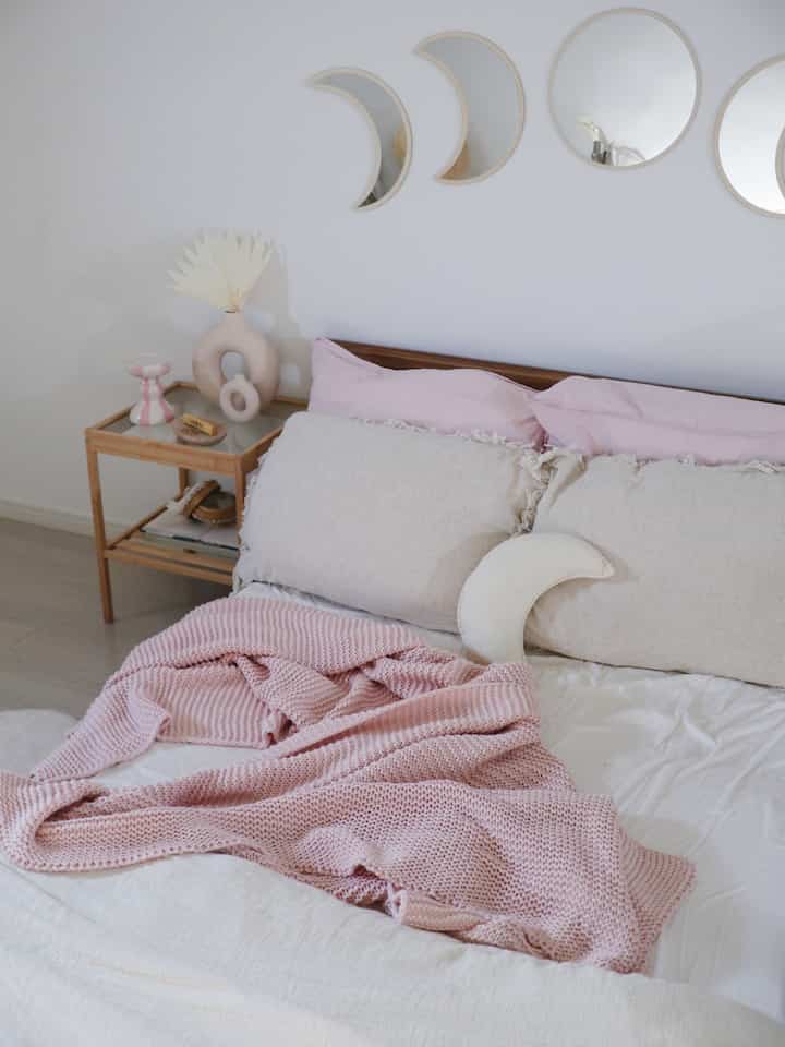 #ベッドルームスタイリング  🛌| ピンクがアクセントカラーのベッドルーム💕
　　　　　

______________________________ 
#海外インテリア #一人暮らし #ikea #vlogger #roomtour 