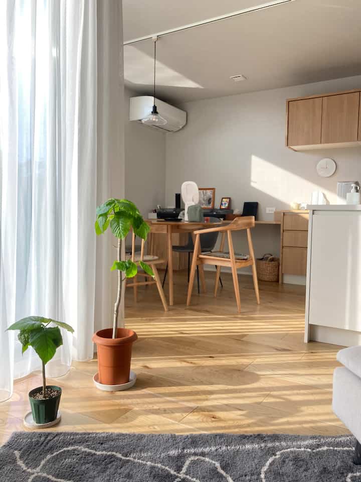 朝☀️化粧はダイニングテーブルにて￼。

リビングから〜お送りしてます💁‍♀️


#ダイニング #ダイニングテーブル #ダイニングチェア #チェアパッド #ペンダントライト #壁掛け時計 #ラグ #ジャーナルスタンダードファニチャー #ソファ #IKEA #イケア #レコード #ターンテーブル #リビング