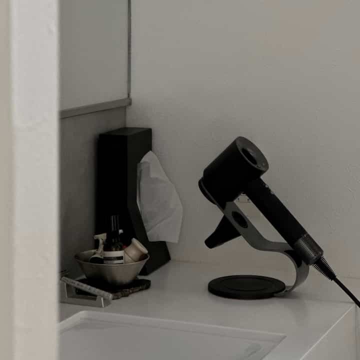 10年以上愛用していたドライヤーをついに新調。Dysonのスペーシーなデザインが案外この部屋に馴染む！そしてこんなに髪を乾かすのが楽だなんて..早く気付くべきだったあ〜
#洗面台 
#ドライヤー 
#バスルーム 