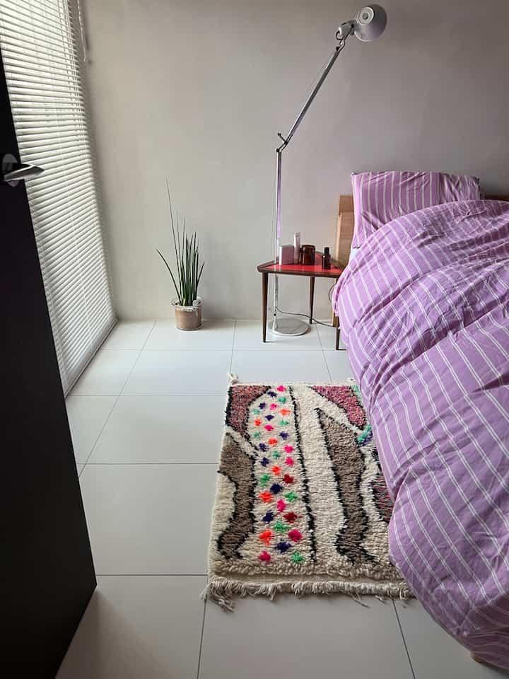 タイルは朝冷たいのでラグを敷きました💡
ボシャルウィットのラグは大阪のLight yearsで購入しました。
全く同じ柄はないので選ぶ楽しみがあります❤️‍🔥

#ベッドルームスタイリング #ベッドルームインテリア
#ベッドルーム
#tekla 
#teklafabric
