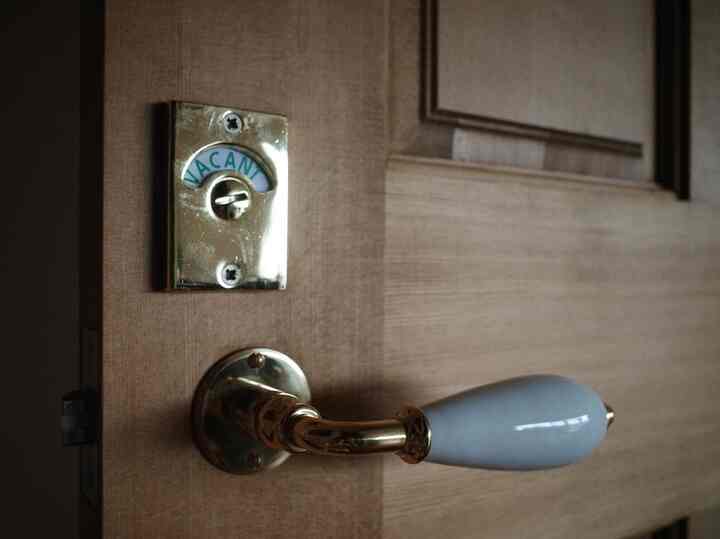 トイレのドアは、南フランスをイメージしたトイレ内と合わせた、フランス製の陶器のドアノブ。
表示錠は、恥ずかしながらカフェ風に。トイレ内の建具とも、真鍮色で統一感を。
ドアや建具を変えられるのは、リノベの醍醐味。

#ドア 
#リフォーム 