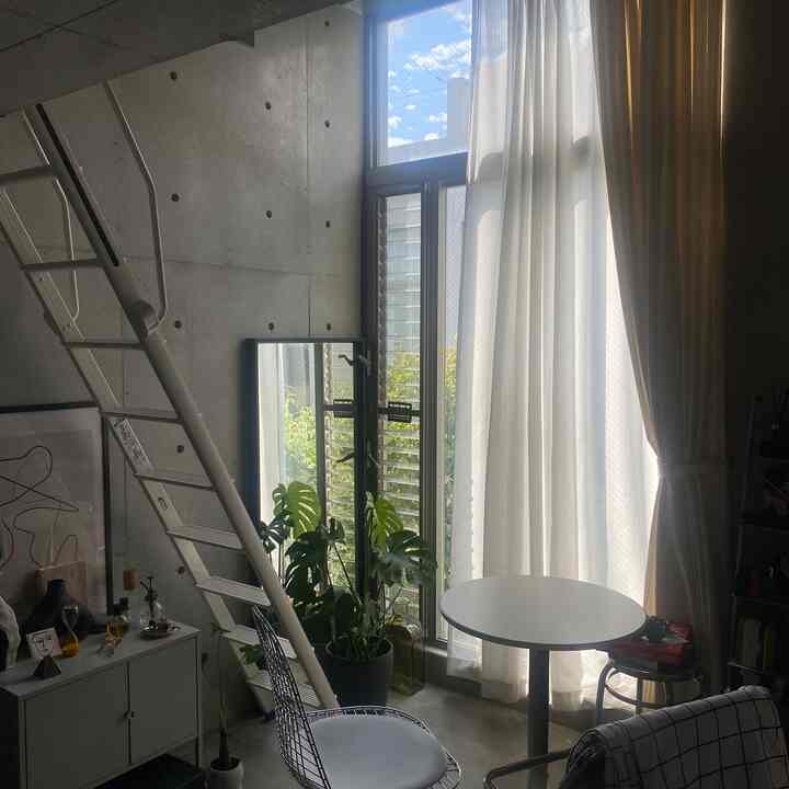 はじめまして、nonと申します。
コンクリート打ちっぱなしのデザイナーズアパートに住んでいます。
22㎡とコンパクトながら、3階建で高さがあり、大きな窓が開放的なお部屋です◎

お部屋の前には共用部に植栽があり、緑と空が綺麗なロケーションがお気に入りです。

コンクリート打ちっぱなしのインダストリアルな雰囲気、ステンレスとモノトーンをメインにした家具と、お花や観葉植物で落ち着いた雰囲気をメインに居心地の良いお部屋づくりを心がけています🌱

家具はお手頃なものばかりなので、真似しやすいかと思います…笑
私なりの居心地のいい空間を発信できればと思います！
よろしくお願いします🙋🏻‍♀️

#コンクリート打ちっぱなし
#デザイナーズアパート
#緑のあるお部屋