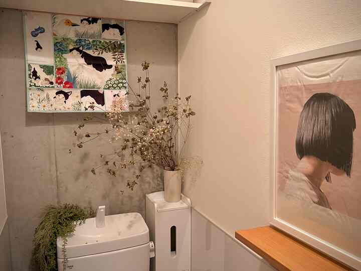 2023.11.3

買ってからずっとしまっていた「ちゃっくん」
のハンカチをやっと飾りました🐈‍⬛

無印でいい感じのマグネットハンガーを見つけてこれだ！って

#トイレ #賃貸 #1人暮らし #Tシャツ #イラストレーター #ワントーン #トイレのインテリア 