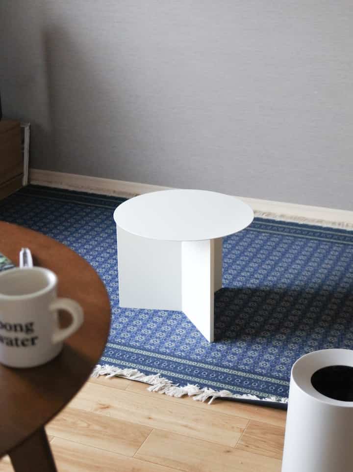 Meja samping HAY. Saya menggunakannya dalam kombinasi dengan bangku THINKOFTHINKS 🤝🏻
Karpet NOTASHOP yang saya beli karena jatuh cinta pada pandangan pertama 🍃

#hay #thinkofthinks #notashop #ideaco
#Meja samping #スツール #ラグ #ゴミ箱