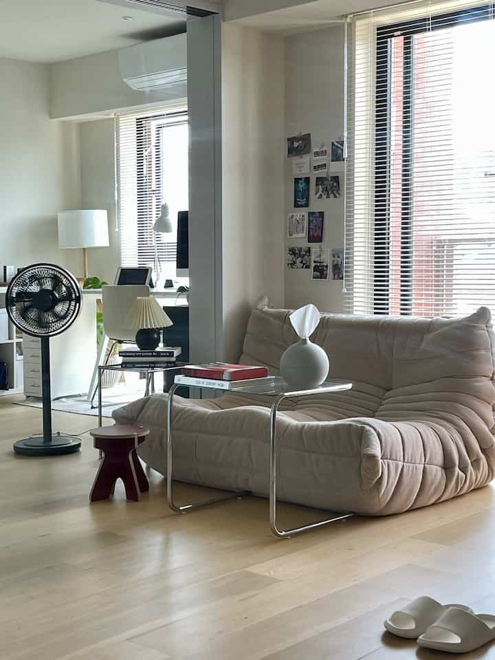 カモメファンは電源をつけたらカモメの鳴き声がするし、音も静かで個人的にタイプ！！

マット外すだけで結構夏らしくなりますよね🌻


にしても暑い😵！！





#인테리어 #홈인테리어 #내집 #일상 스타그램 #데이리그럼 #홈데코 #집 #소파 #의자 #midcentury #homesweethome #한국인테리어 #ルームツアー #주방 #관엽식물 #照明
#rosettogo #ligneroset
#観葉植物 #ロゼトーゴ #ソファー