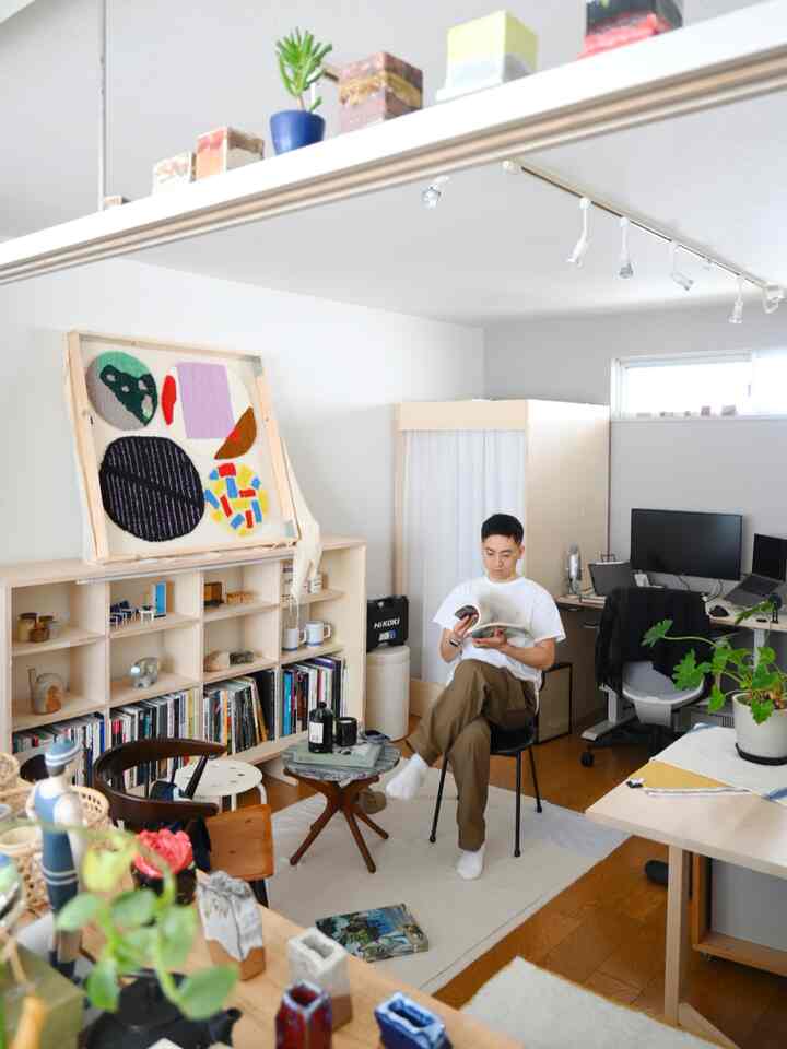 明るい白い壁と木目調家具の北欧風でホームオフィスと読書スペースがある6畳の印象的な空間