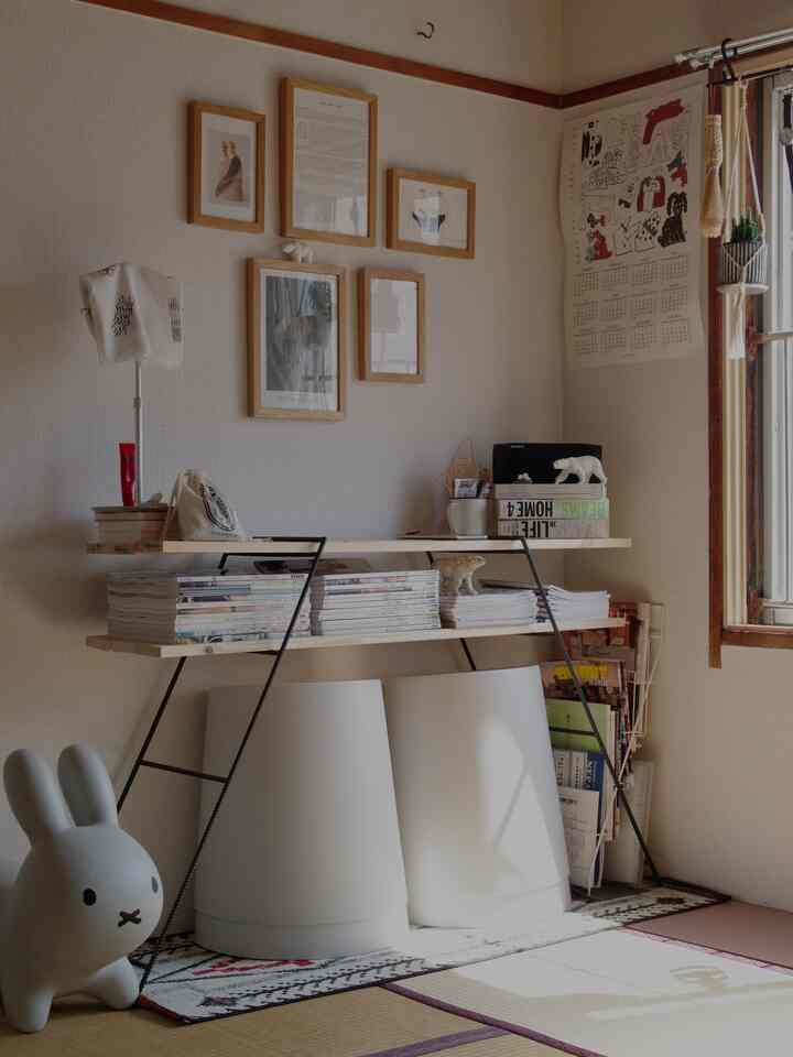 暖かいベージュの壁と白い家具が配置された6畳の和モダンな和室のワークスペース