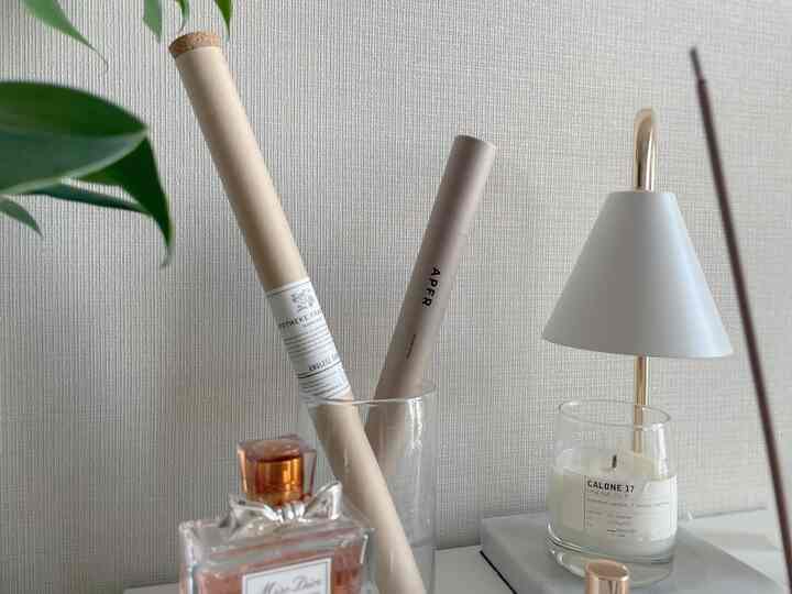 ナチュラルカラーの空間、アポテーケの香、キャンドル、植物が配置された落ち着いた雰囲気のインテリア