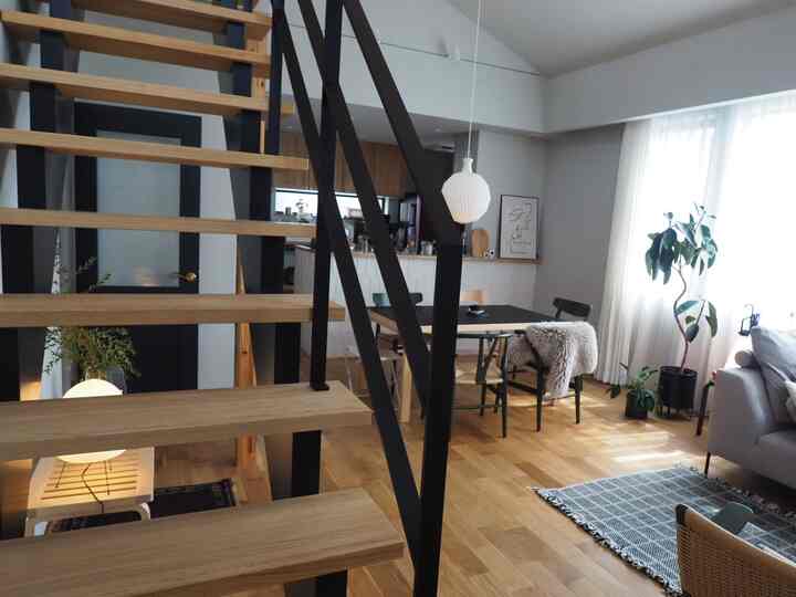 階段はスケルトンなので、ちょっと抜け感があります。階段下にライトを置くと、光が抜け漏れる感じが好きです。 #リビング階段