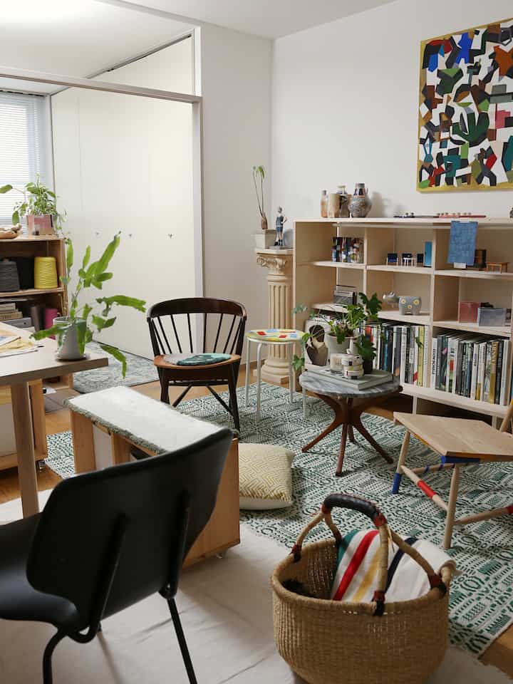 ナチュラルな色調と木製家具、植物が配置された一人暮らしの1LDKリビングの雰囲気あるインテリア