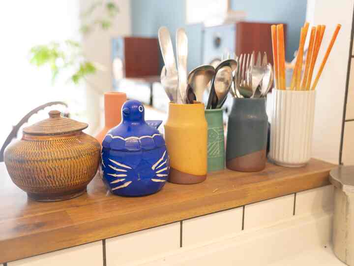 I also collect my favorite folk crafts around the kitchen. Hato's Sugar Pot from Ueda City, Nagano Prefecture is my favorite. The cutlery is Sori Yanagi, and the chopsticks are Umeshi, which are used at set meal restaurants in Okinawa.
#Mingei #キッチン #柳宗理 #小鹿田焼