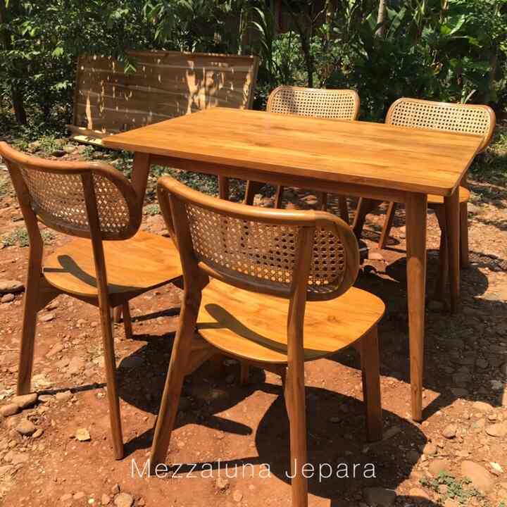 Set Meja Makan & Kursi Kayu