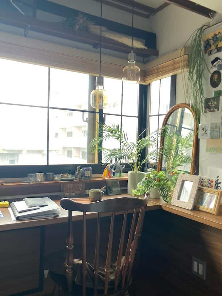 窓際ワークスペース

陽当たりが良すぎることからこのコーナーにあるグリーンはすべてフェイクにしています。

黒い窓枠はマステを駆使して工作したもの✂️
なんにもなかった頃と比べると
引き締まった気がします☺️

#ワークスペース　
 #インテリアグリーン
#diy  #フェイクグリーン
