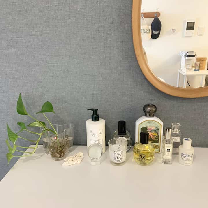 香水やらキャンドル、ハンドローションなど香りのアイテムはひとまとめにディスプレイしています。
出かける前にここでアクセサリーをつけたり香水をつけたりするスペースです。
#ディスプレイ #香水 #キャンドル #ディプティック