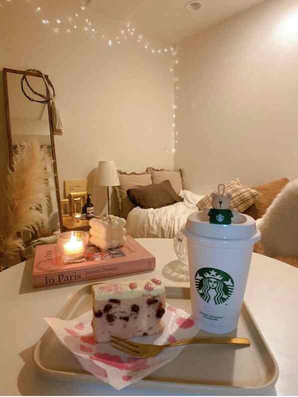 ホワイトとブラウンの色調のリビングルーム、ホームカフェのトレイとキャンドルが配置された居心地の良いインテリア