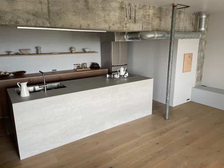 Ini adalah dapur bawaan◎
Yang ada di gambar tidak dapat ditemukan di pabriknya.
Saya membuatnya dengan sebuah trik.
Anda dapat memilih semua alat yang Anda suka.
Pilih baja tahan karat matte dan desain tajam agar sesuai dengan tekstur anorganik.
Kami mampu menciptakan dapur yang terlihat seperti balok batu dengan memperhatikan tekstur bahannya.

#Apartemen antik #フルリノベーション
#Dapur #造作キッチン #レンジフード #水栓 #シンク #コンロ #冷蔵庫
#laminum