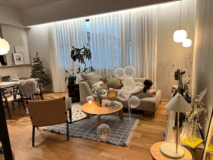 子供の誕生日のインテリア🎂クリスマスツリーとバルーンで賑やかし。 #子供のいる暮らし