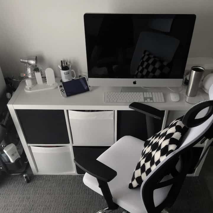 モノトーンのワークスペース、白いデスクにiMacとNintendo Switchが配置されたシンプルで集中できるホームオフィス