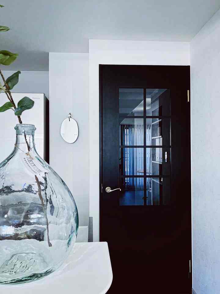 その日の気分でデミジョンボトルの置き場所を決めてます♪

#シンプルなインテリア #モノトーンインテリア #キッチンインテリア #スッキリ