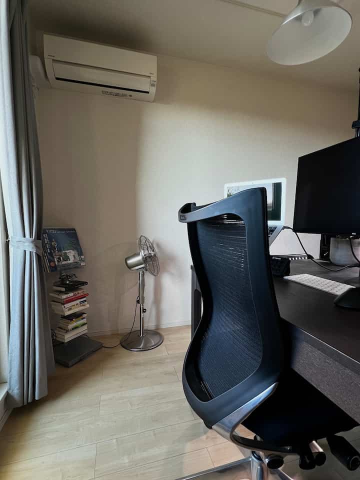 ペンダントライトをご紹介したかったのですが、現在非売品だったので断念。IKEAの廃盤です。
ワークチェアはバロンチェアのロータイプ、アームなしを使っています💺脚はポリッシュで重厚感があります🐜

#バロンチェア